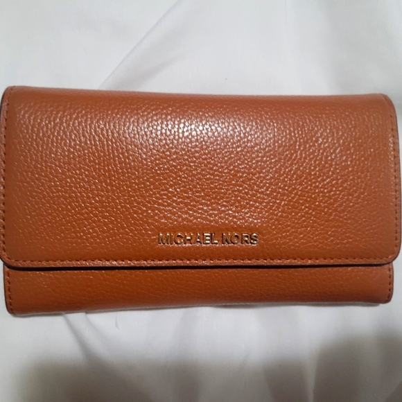 Michael Kors Pebbled Wallet (like brand new) - Picture 1 of 6